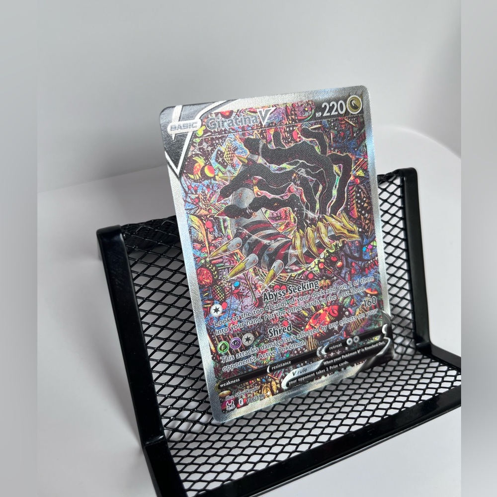 Giratina V - Pokémon card